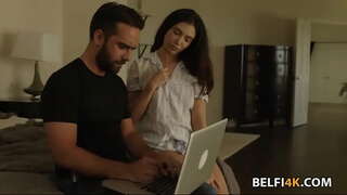 Gata morena precisa de um pau grande para esticar sua buceta