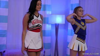 Bubble butt flickor njuta av lite lesbisk sex när de cheerleader praktiken Bubble butt flickor njuta av lite lesbisk sex när de cheerleader praktiken