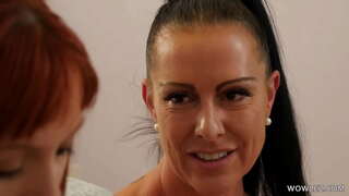 Lánfhásta Leispiach Chairde Ag Gnéas Le Haghaidh An Chéad Uair