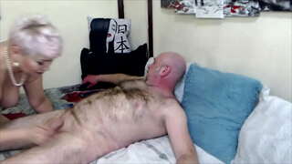 Fordervet modne russiske tispe AimeeParadise flittig suger pikken til hennes elskede ektemann ...