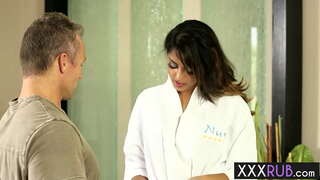 Seksi dušo Sophia Leone kleknuo i progutao kurac posle masaže