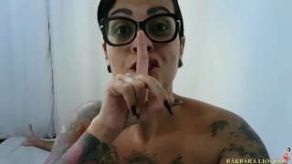 &#039;n vrou word wakker in die pers en dit eindig met die melk drup af in die kant