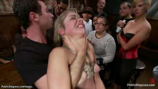 Blonde dominatrix Lorelei Lee hubungan menjahit mulut blonde pada lutut dan tongkat dia untuk orang di tempat awam kemudian James Deen dan orang asing gangbangs dia