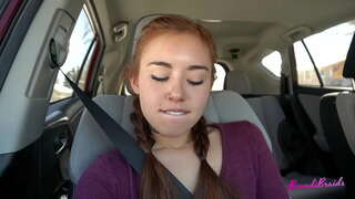 سینگ Slut نہیں روک سکتے بلی کے ساتھ کھیل میں کار اور عوام: Brandibraids