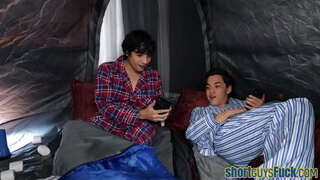 Gros seins cougar pilonné par les gars courts en trio jusqu&#039;à éjaculation