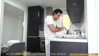 משרת ראיתי את האדון הבת משתין ואז זיינתי אותה בתחת