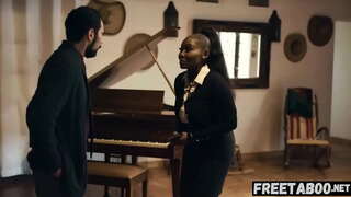 ڈر Busty رئیل اسٹیٹ ایجنٹ کے کلائنٹ کے لئے زمین کے ایک سودا