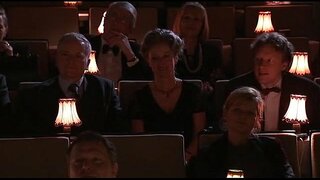 Celia Jones - lezbike - përafërt tregojë me një shishe dhe një baseballbat