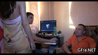 ���್ರೆಟಿ ಟೀನ್ ಗರ್ಲ್ ನಿಂತಿದೆ ನಾಯಿಗಳ ಫ್ಯಾಷನ್