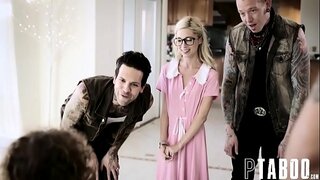 گرم ، شہوت انگیز کنواری لڑکی سنہرے بالوں والی گڑبڑ ہو رہی ہے پہلی بار