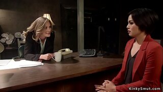 Blond lesbi anal fucks brünett asetäitja, ohvitser koos rihma kukk