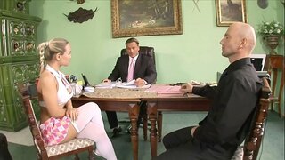 Hai giáo viên trừng phạt đeo Mia Leone với juggers