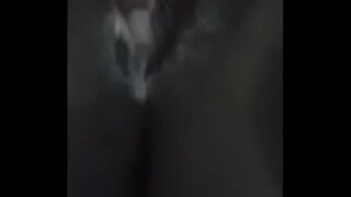 موٹی بلی کے ساتھ ادا کرتا ہے