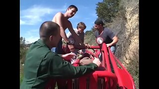 Перакручаная чорная шлюшка Кэлі Стар з вялікімі сіськамі атрымлівае асалоду ад, калі чацвёра юрлівых хлопцаў тыкаюць яе ва ўсе яе гробаны дзіркі Перакручаная чорная шлюшка Кэлі Стар з вялікімі сіськамі атрымлівае асалоду ад, калі чацвёра юрлівых хлопцаў тыкаюць яе ва ўсе яе гробаны дзіркі