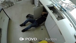 Вялікі член слізгае ў тугую шапіках брунэткі