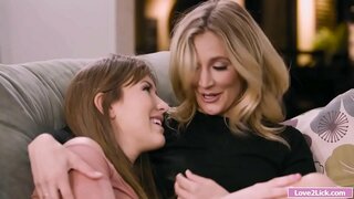 Girl kry haar gat vinger en gelek deur stiefdogter