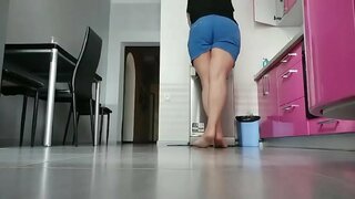 мама грає на кухні. Дуже збуджена і мокра кицька