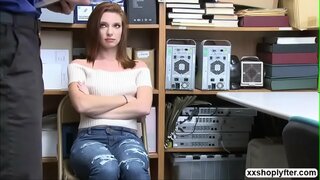 Horny Ажилтан эцэст нь fucks Shoplifter Jaycee Starrs хатуу pussy