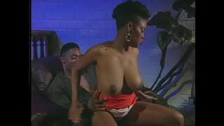 ���ાળા વ્યક્તિ licks વાળ વાળુ ભોસ ચુત કાળી કાળો ચોદવુ fucks અને તેના doggy શૈલી પર ખુરશી